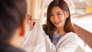 下宿アパートで隣の人妻に誘惑されて…大学を留年するまでSEXし...