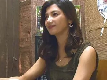 相席居酒屋で一人呑みしている人妻熟女イケメンがお持ち帰りで中出し...